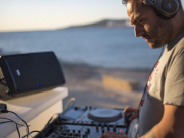 djs